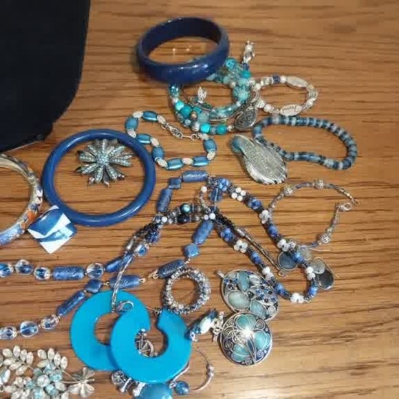 Turquoise Blue Mixed Jewelry Lot in Wooden Box - Picture 4 of 10